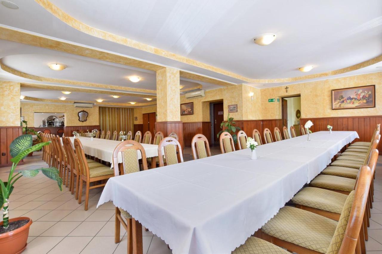Hotel Stary Ratusz Kostomloty Bagian luar foto