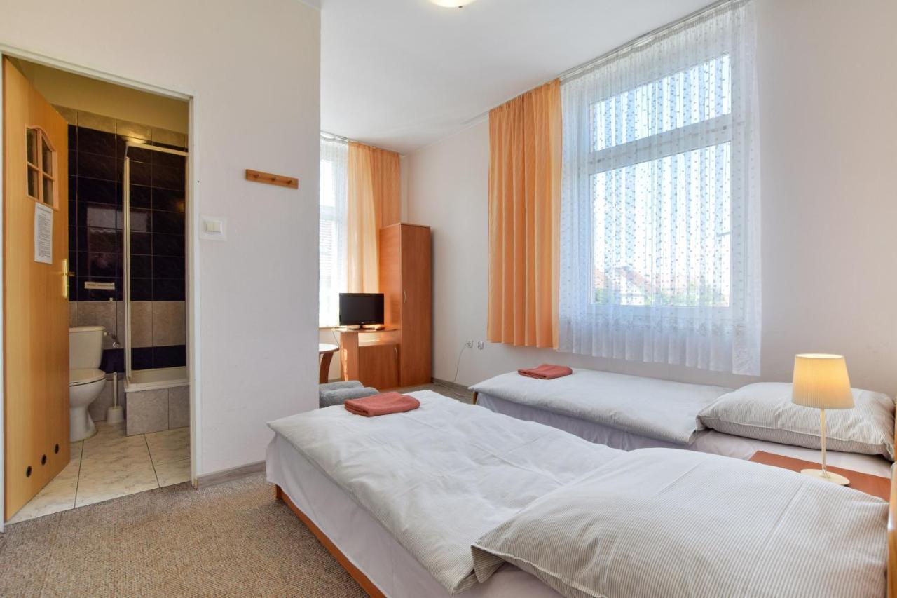 Hotel Stary Ratusz Kostomloty Bagian luar foto