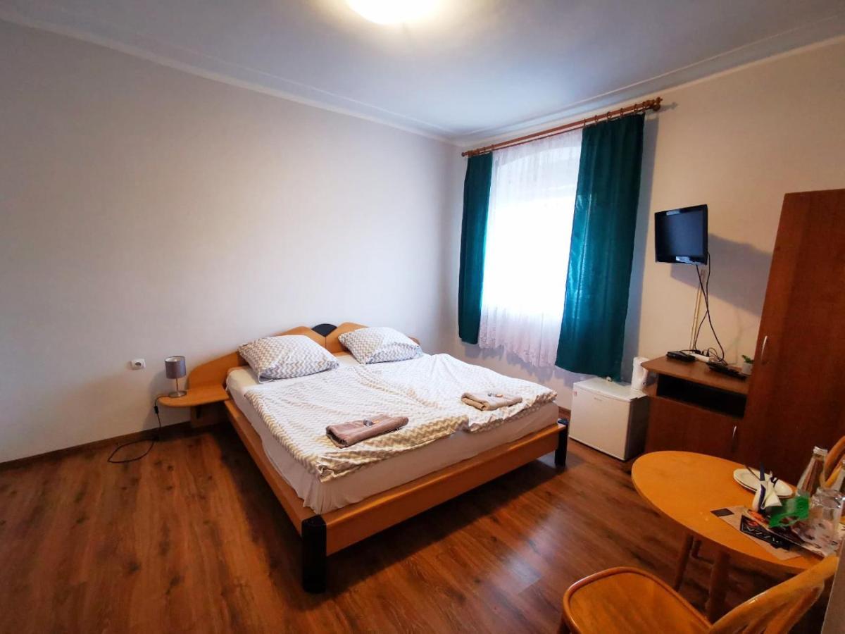 Hotel Stary Ratusz Kostomloty Bagian luar foto