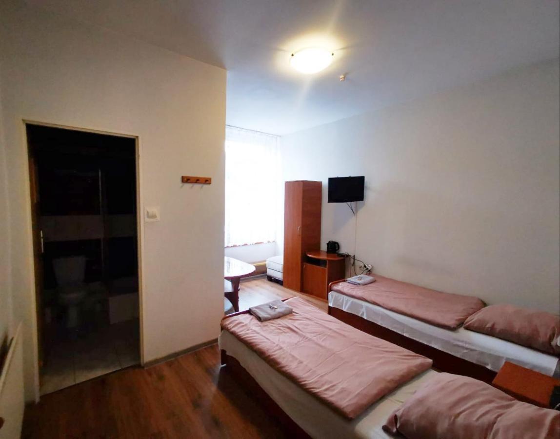 Hotel Stary Ratusz Kostomloty Bagian luar foto