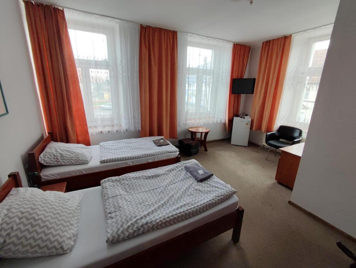 Hotel Stary Ratusz Kostomloty Bagian luar foto